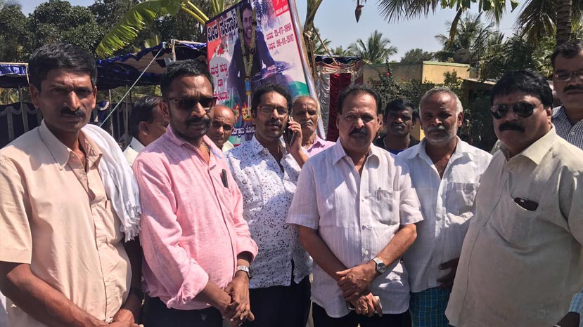 chitraloka's tweet photo. Sa Ra #Govindu Promises #Memorial For #Soldier #SandeepShetti
https://t.co/aKr16d2ymG
#Chitraloka #KMVeeresh #MGRamurthy #Praveen #KFCC https://t.co/dxxCtEiZ1n