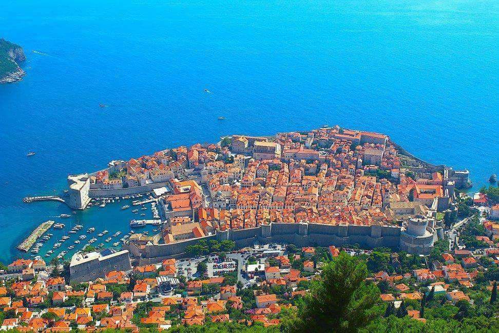 Hello from "Paradise on Earth", according to George Bernard Shaw...
#dubrovnik #lovedubrovnik #croatiafulloflife 
📸Sandro Mušić