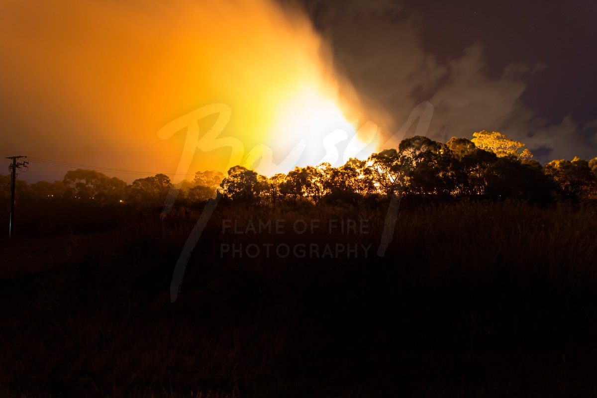 flameoffirefoto's tweet photo. #Rokeby #Bushfire this evening. It didn't last very long thanks 2 the firefighters! ©Flameoffirephotography,2017 #hobart #tasmania https://t.co/3tIdQn3v3p
