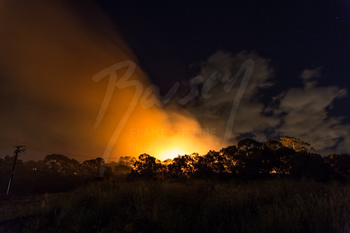 flameoffirefoto's tweet photo. #Rokeby #Bushfire this evening. It didn't last very long thanks 2 the firefighters! ©Flameoffirephotography,2017 #hobart #tasmania https://t.co/3tIdQn3v3p
