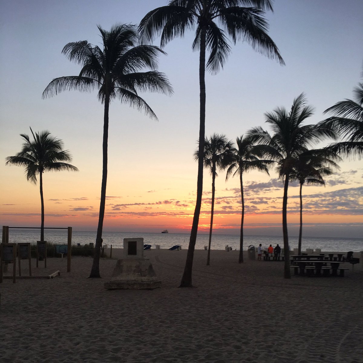 JISChristina's tweet photo. Goodbye Fort Lauderdale. Time for #jcktucson warm➡️warm. Jewelry ➡️jewelry #jisshow #eventlife #worktravels https://t.co/404hTQONzP
