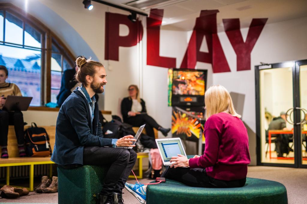 MicrosoftSuomi's tweet photo. Kasvuyrittäjä! NextMakers-yhteisön tapaamisessa 9.2. pureudutaan johtamisen haasteisiin kasvuyrityksissä: https://t.co/IL4xsZDaiQ https://t.co/SEvfdWrHJm