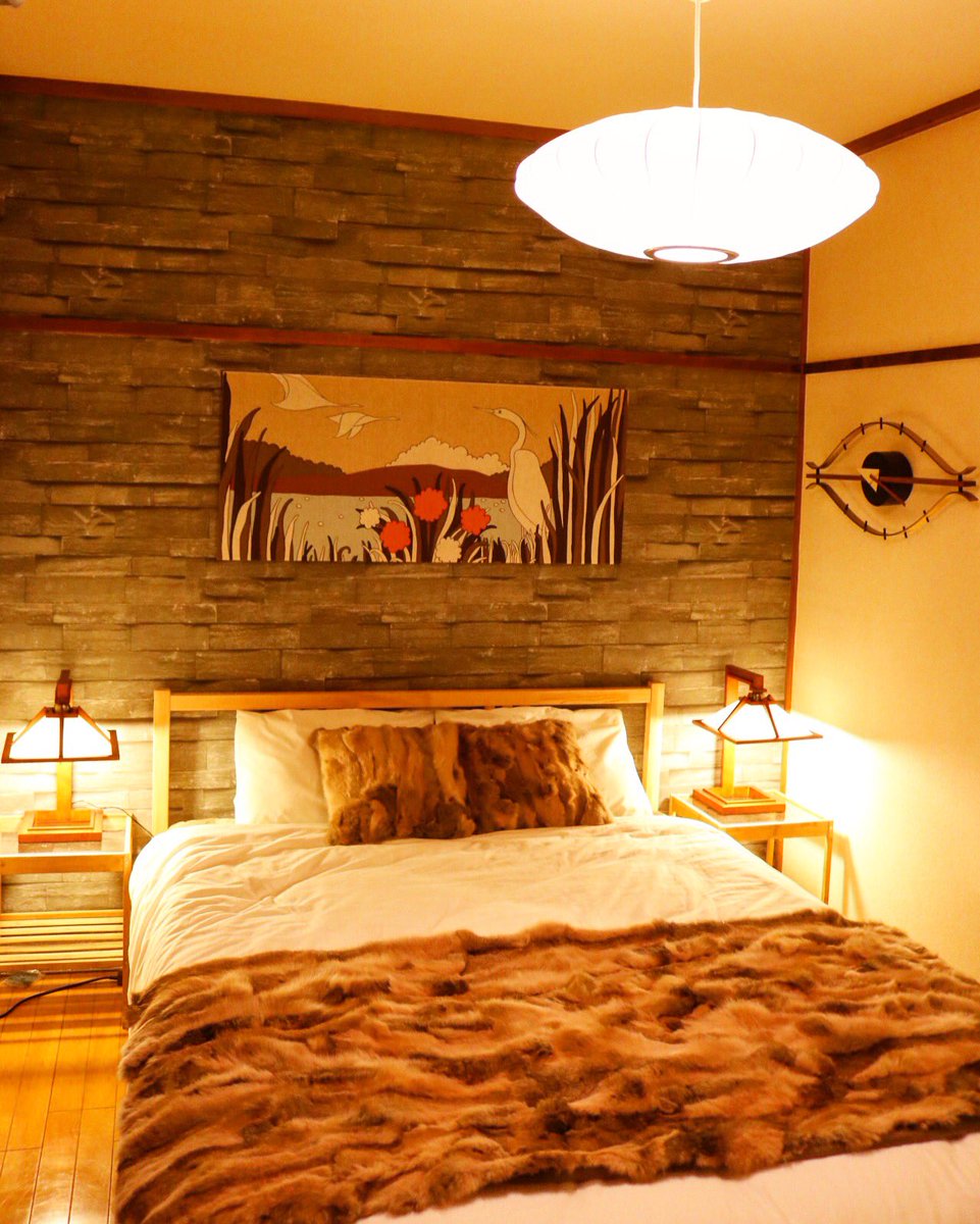 杉山慶輔 寝室がほぼ完成 50 60sのミッドセンチュリー 期の家具が大好きなので巨匠ジョージネルソンのバブルランプとアイクロック 帝国ホテルを手掛けたフランクロイドライトの間接照明タリアセン 1時間で貼った壁紙にはフィンランドのパネルを配置