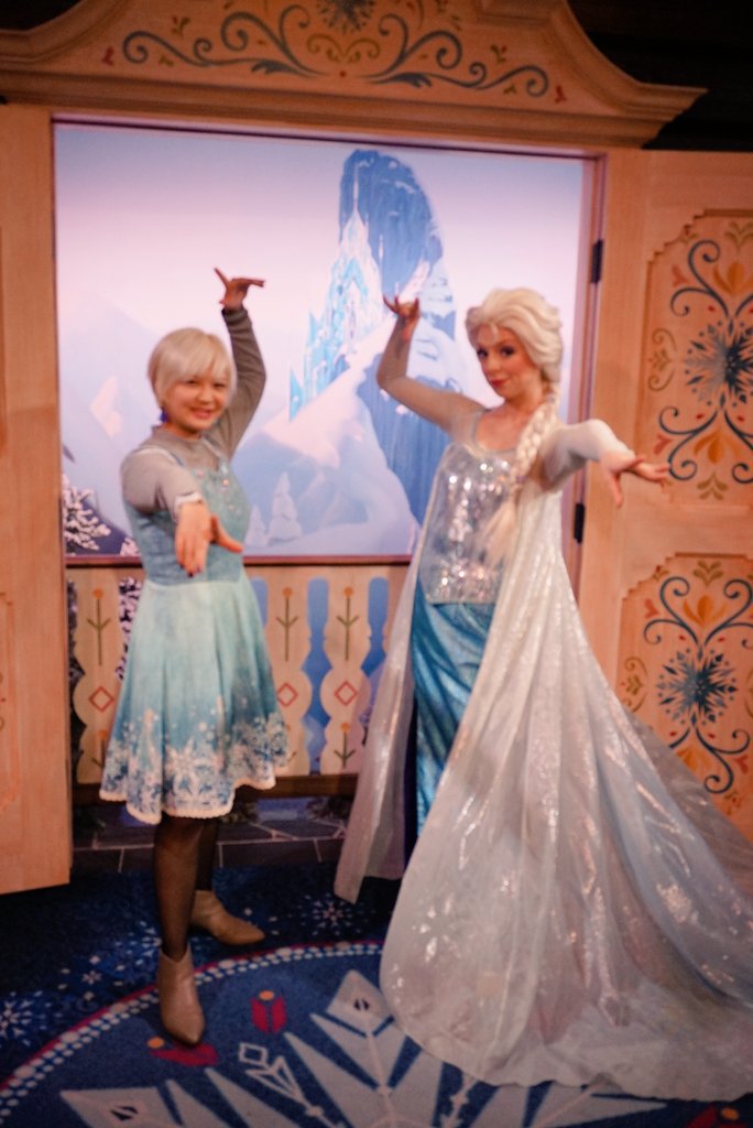 frozenelsam's tweet photo. アレンデール姉妹と🎵夢のようだ😭😭😭😭♥♥♥アナがお姉さんのように雪つくれる？って聞かれて雪降らせるふりしたら、アナが喜んでた！😍エルサもまるで私みたい、髪色も一緒だねって言われたしすごく嬉しかった🎵😍🎵❤❤❤幸せすぎる世界で一番幸せ😆🍀 https://t.co/pRqSKX9cpU