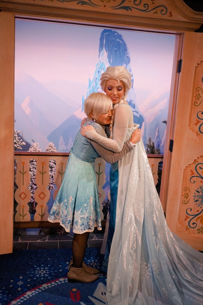frozenelsam's tweet photo. アレンデール姉妹と🎵夢のようだ😭😭😭😭♥♥♥アナがお姉さんのように雪つくれる？って聞かれて雪降らせるふりしたら、アナが喜んでた！😍エルサもまるで私みたい、髪色も一緒だねって言われたしすごく嬉しかった🎵😍🎵❤❤❤幸せすぎる世界で一番幸せ😆🍀 https://t.co/pRqSKX9cpU