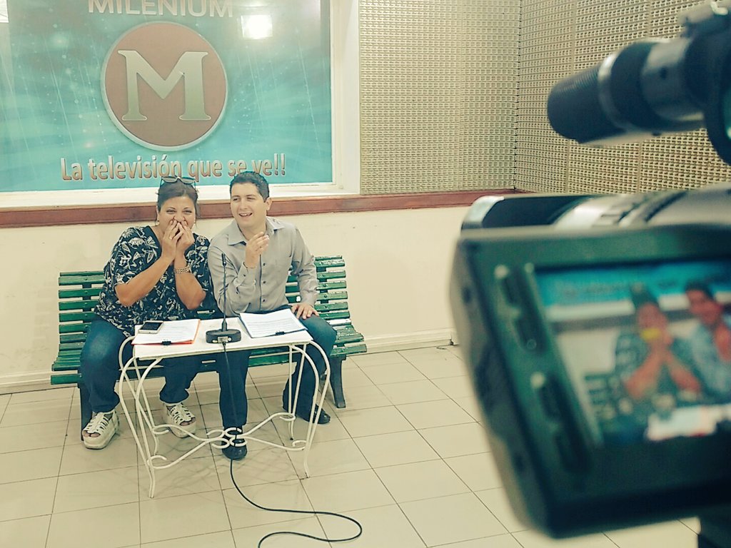 Hasta las 11:00 hacemos #AMediaMañana . Comunícate con nosotros al 4221084 y 3875313144