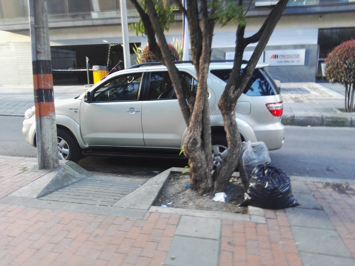 Laviaquemerezco's tweet photo. #MultaPor estacionar bloqueando rampa de @discapacita2 @discapacidad0 @mundodiscapacit @PeatonBog @ReyPeaton @Peaton_No @peatonesprimero https://t.co/ohsds3uUJy