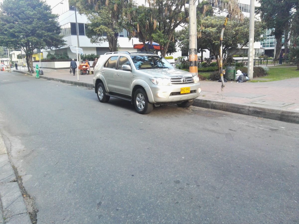 Laviaquemerezco's tweet photo. #MultaPor estacionar bloqueando rampa de @discapacita2 @discapacidad0 @mundodiscapacit @PeatonBog @ReyPeaton @Peaton_No @peatonesprimero https://t.co/ohsds3uUJy