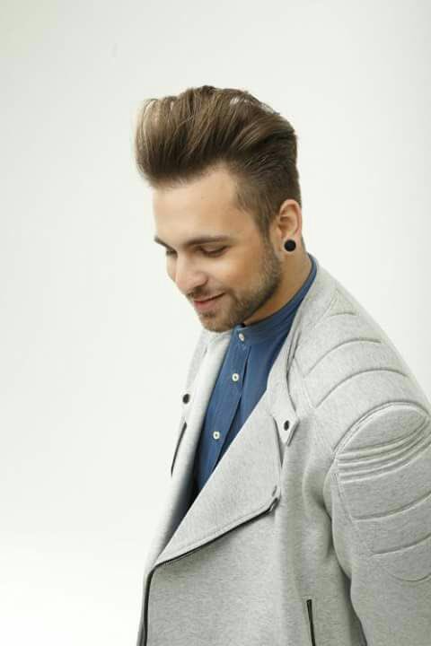 DearJackOf_'s tweet photo. Il principe azzurro moderno, manca solo la Harley Davidson al posto del cavallo 💕😭 #NelMezzoDiUnApplauso https://t.co/6P4fKCYBin