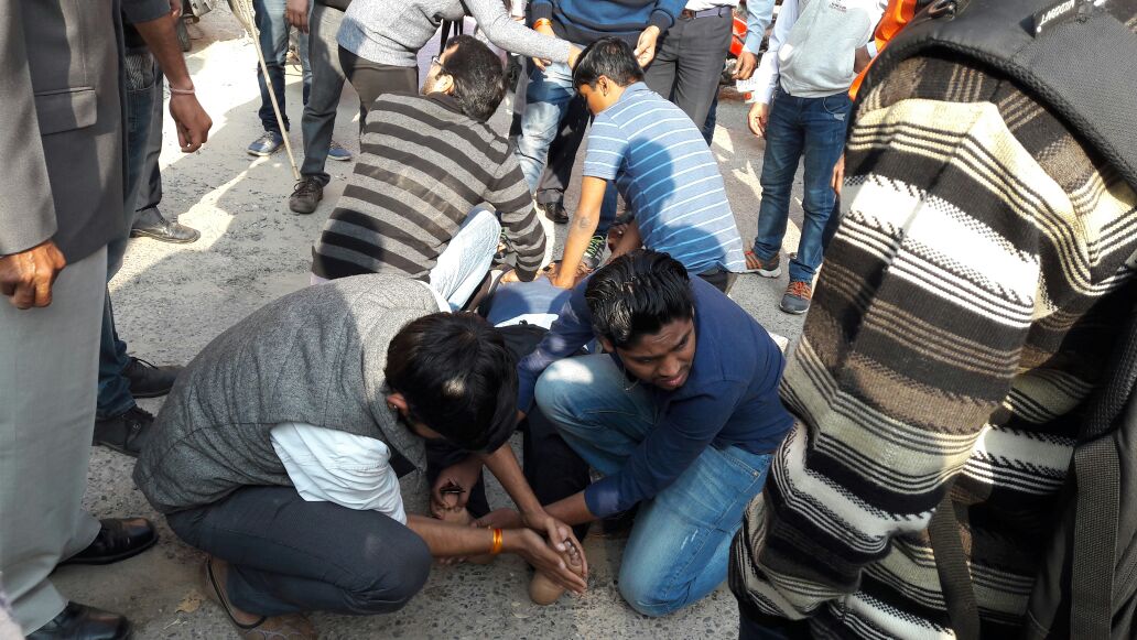 abvpjnu's tweet photo. Former #JNUSU #JtSec @SaurabhJNU today collapsed on 8th day of his indefinite hunger strike at #JNUAdminBlock. #KneelDownJNUAdmin-UGC https://t.co/gjXebgA26X