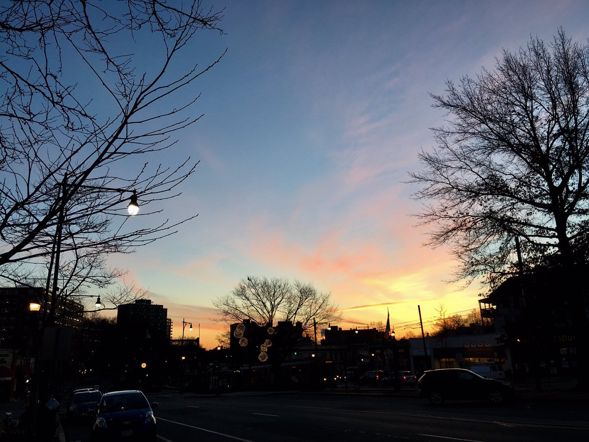 Emjay1028's tweet photo. Chilly & dark #run this #morning! #TheAirHurtsMyFace #ViewFromMorningRun #Coffee #Boston #Brookline #Winter #Sunrise #RoadToThirteenPointOne https://t.co/WxtxHPab59