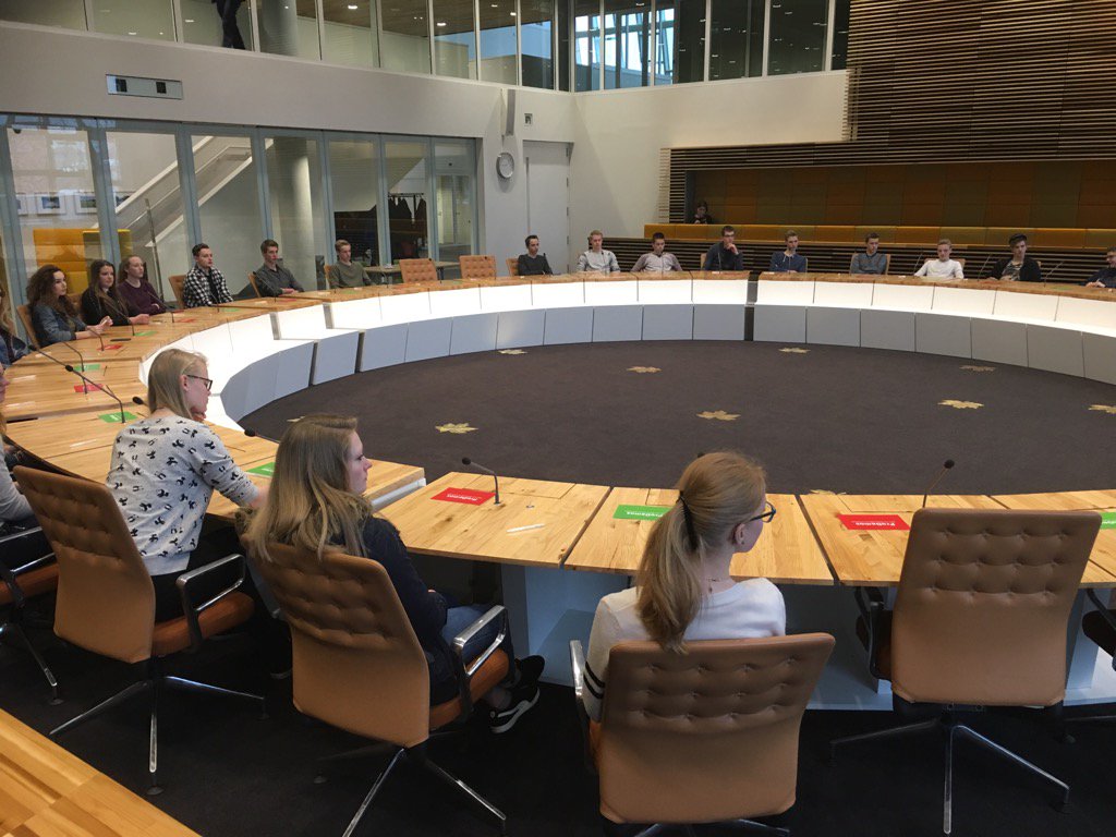frankdroste's tweet photo. Studenten van #greijdanus zijn klaar voor het #democratiespel door #prodemos #provincie #overijssel en #raadhbg https://t.co/JkF8teyWww