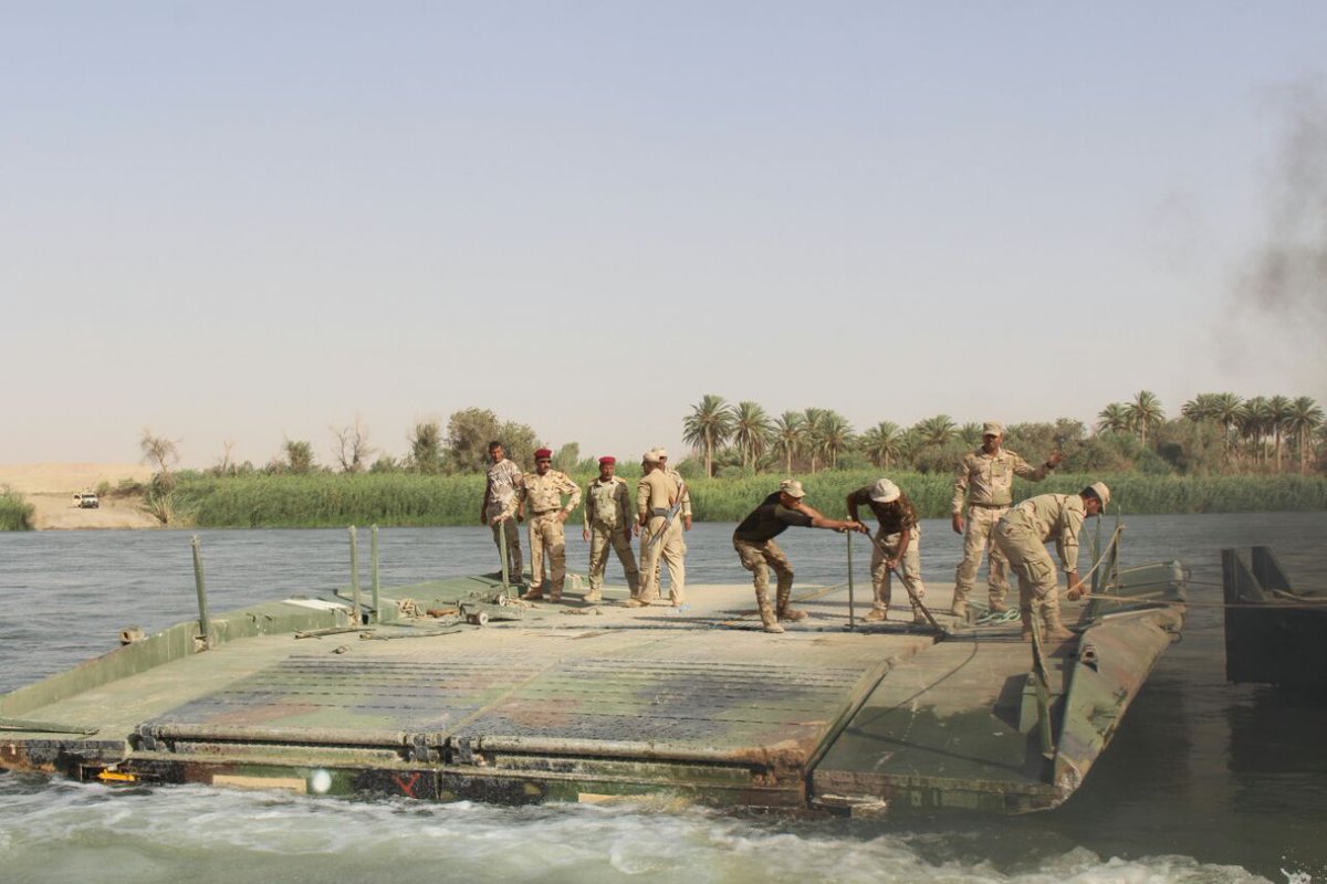 warmediateam's tweet photo. #Iraqi #troops begin to set up #floating #bridges to cross toward the #right_side of #Mosul #IRAQ
#War_Media_Team_Mosul https://t.co/gIUb7UhZWp