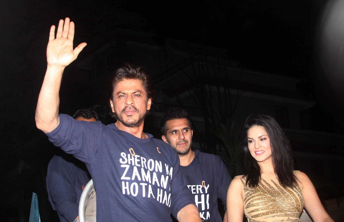 SRKAustria's tweet photo. Shah Rukh Khan, Sunny Leone &amp; Team RAEES had a blast at the #RaeesSuccessBash &amp; Aftershow Party https://t.co/ZyiAeFkcjZ