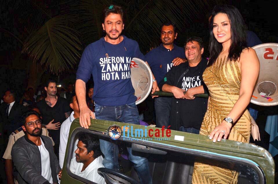 SRKAustria's tweet photo. Shah Rukh Khan, Sunny Leone &amp; Team RAEES had a blast at the #RaeesSuccessBash &amp; Aftershow Party https://t.co/ZyiAeFkcjZ