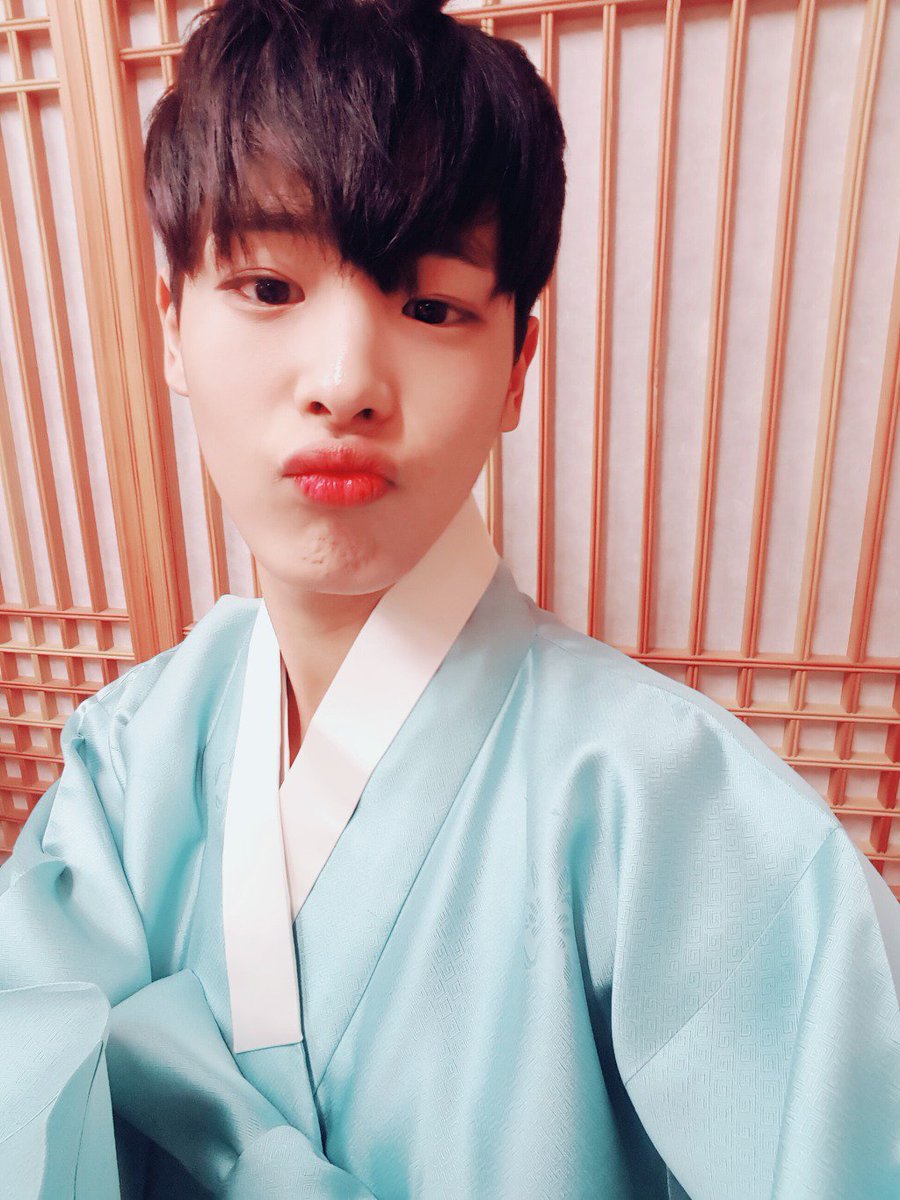 [#병찬] 즐거운 설날은 잘보내셨나요?!!우리팬들이 행복하면 나도 행복하니깐❤ 일상생활로 여러분들도 돌아오셨겠죠?
저와 우리멤버들은 열심히 연습을 하고있습니다!
그리고 저희 허각선배님의 미니5집앨범(연서)많이 사랑해주시고 들어주세요 사랑해요!!