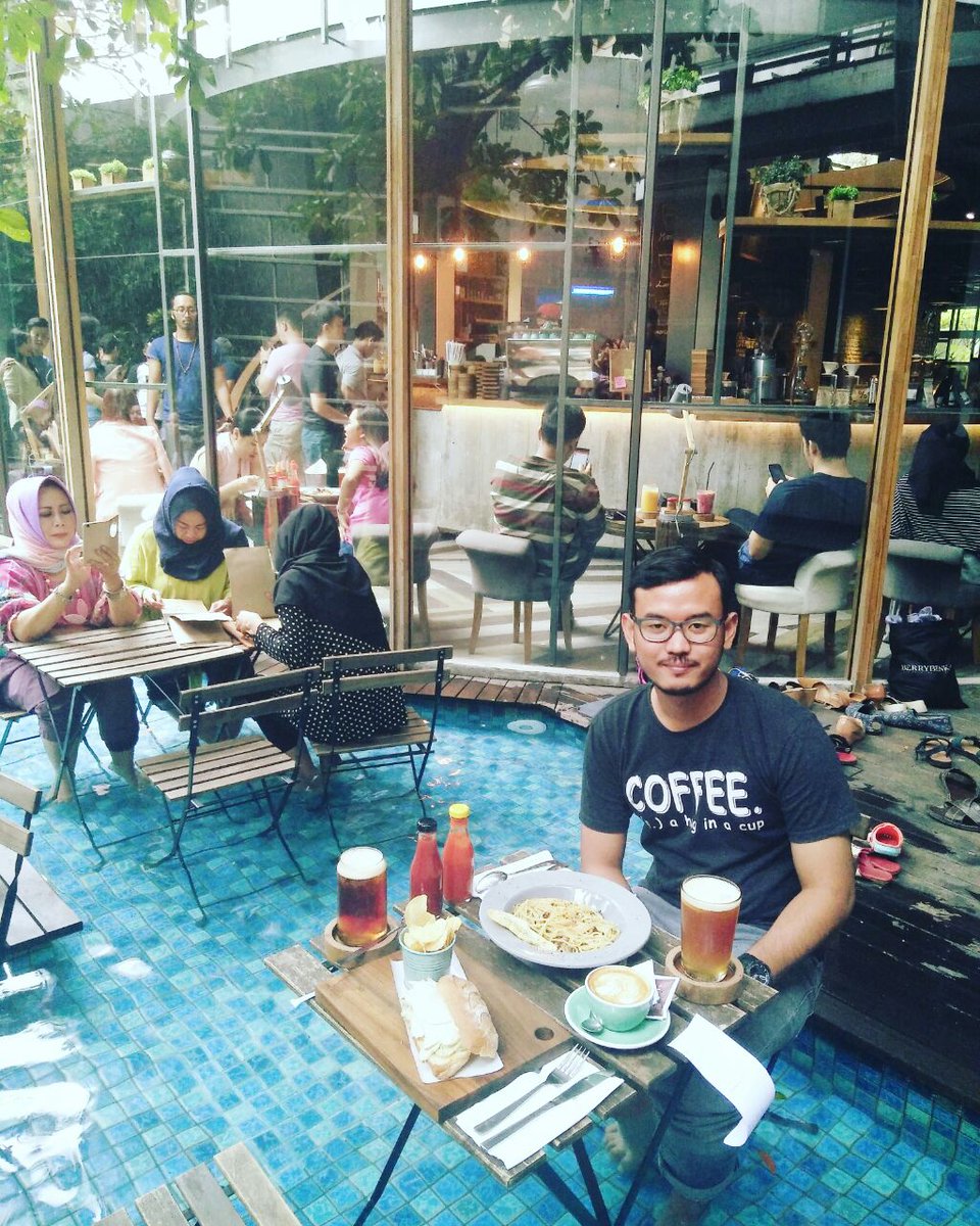 adhei_nugroho's tweet photo. Dining at the pool #explorebandung #food #drinks #relationshipgoals #bandungfood #oneeightycoffee https://t.co/fC6or0rmLk