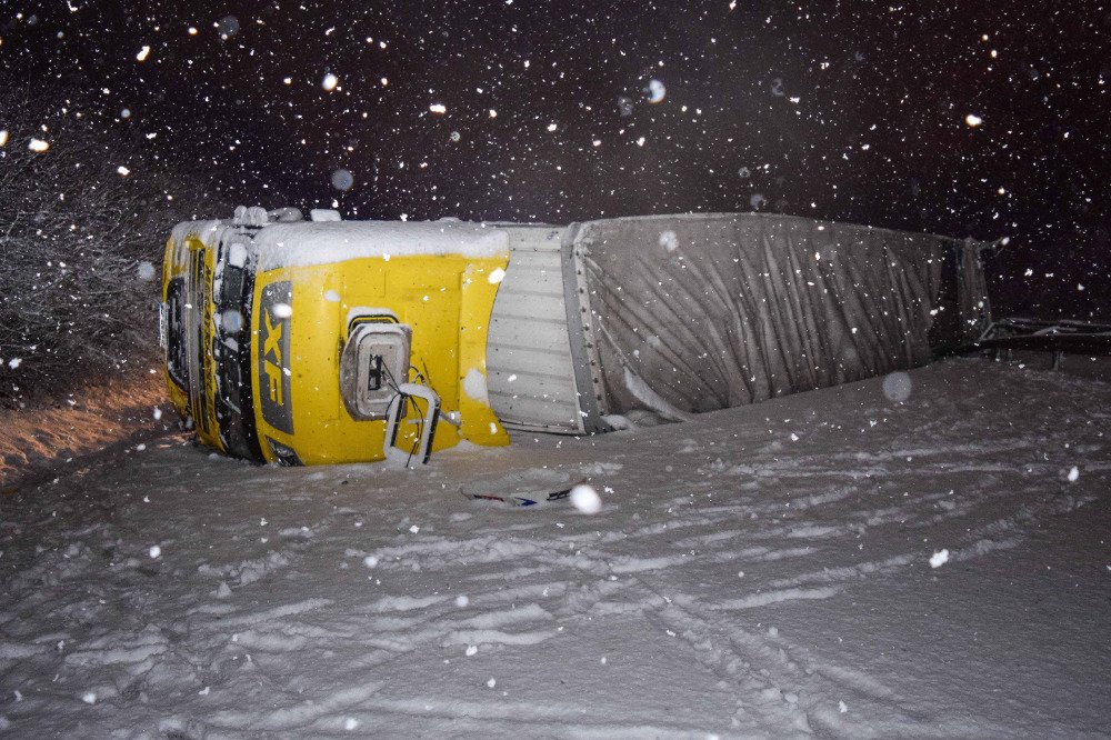 TheLocalGermany's tweet image. Icy roads in eastern half of Germany cause traffic chaos dlvr.it/NFWmCp