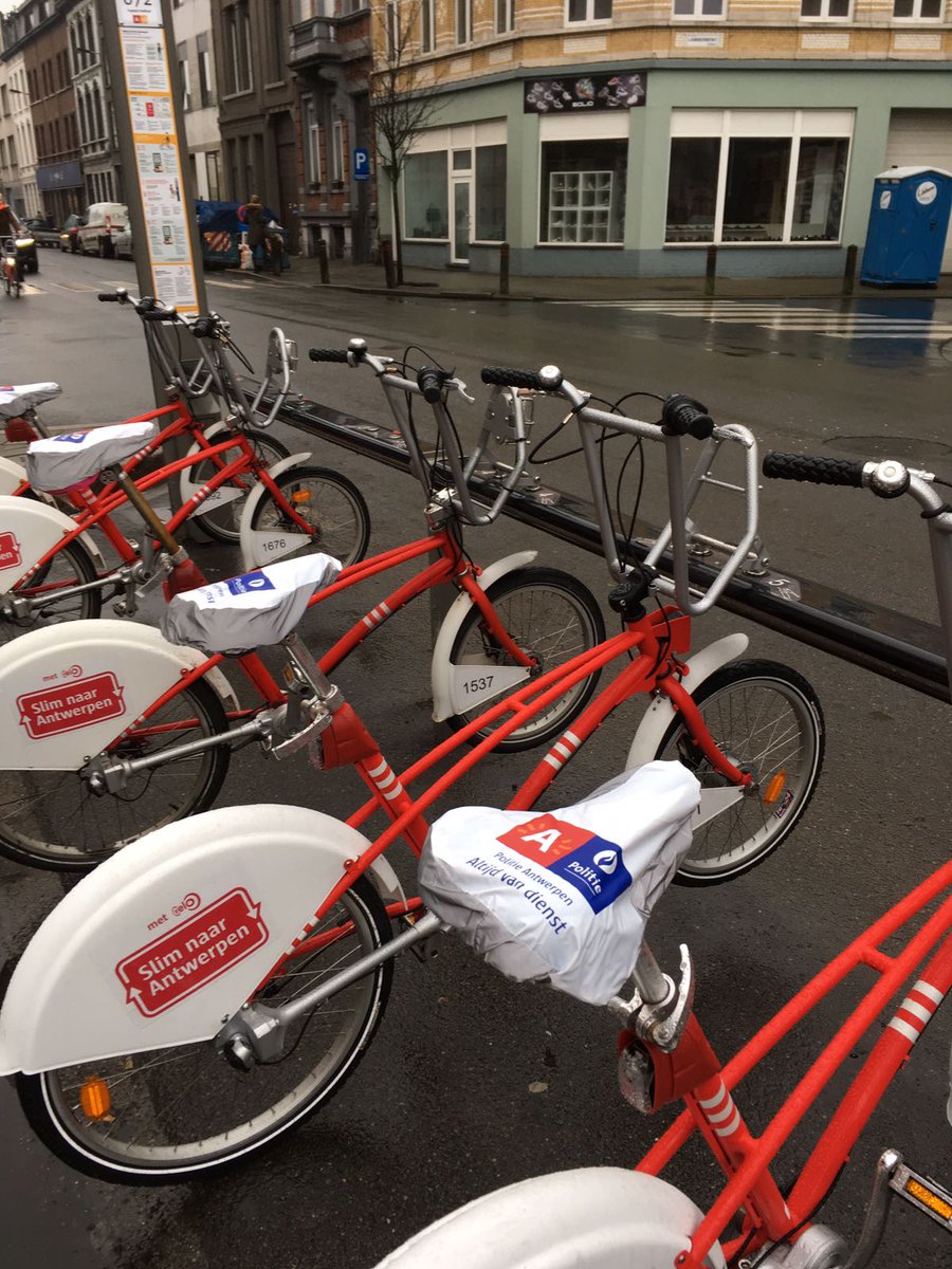 PZAntwerpen's tweet image. Heeft ons #promoteam ook jouw fiets gepimpt met zadelhoes? @LPAntwerpen heeft niet alleen leuke gadgets, ook toffe jobs: #wijhebbenjounodig!