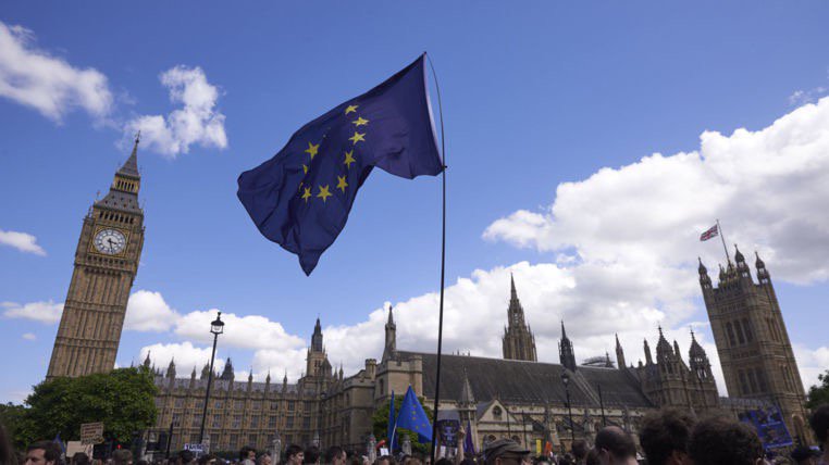 ClarkAndSonLtd's tweet photo. Govt urges MPs to respect Brexit result as two-day debate begins #BritishPpl we R not #Fools https://t.co/Ug3eTfLp68 https://t.co/PO7oJxZAOY