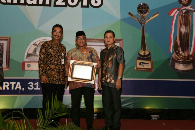 Walikota Depok <a href="/IdrisAShomad/">Mohammad Idris</a> terima Penghargaan Wahana Tata Nugraha Kinerja Transportasi Perkotaan 2016 brsma Kadishub Depok <a href="/pemkotdepok/">PEMERINTAH KOTA DEPOK | #AyoPakaiMasker</a>