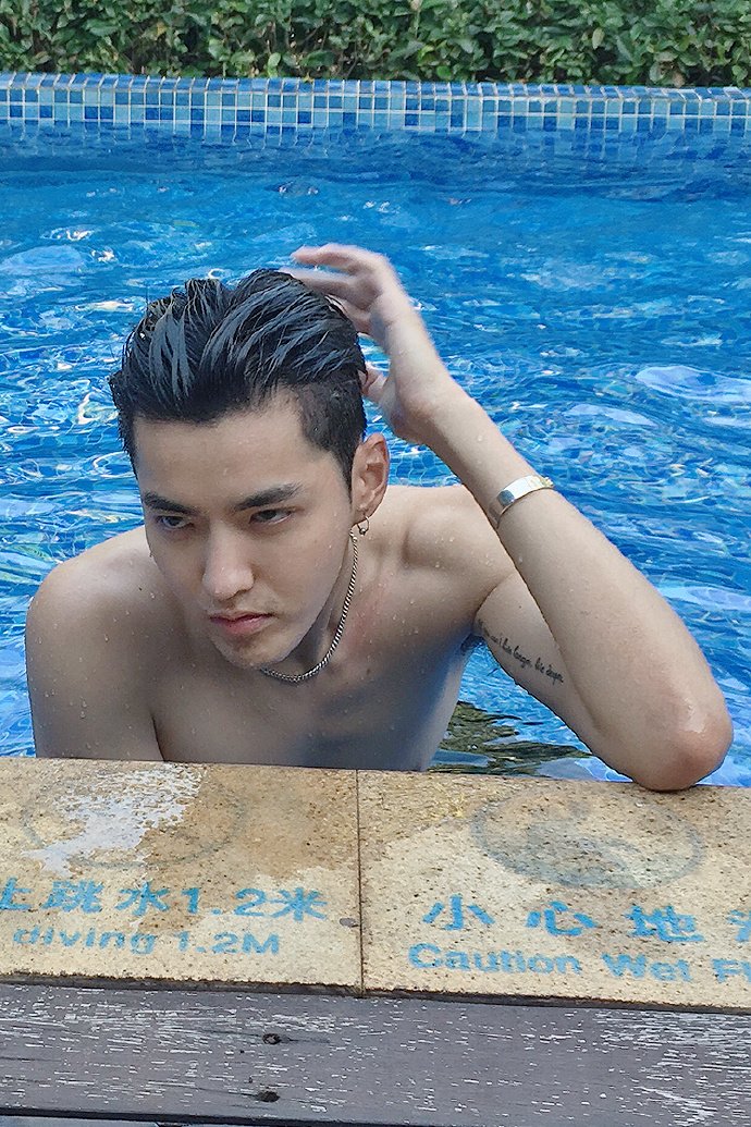 il_LoVe_li's tweet photo. ไง อีเหม่ย แซะว่าฝานไม่กล้าโชว์ ตายกันเป็นแถบๆ #WuYiFan #KrisWu https://t.co/fqf2Zy5EoE