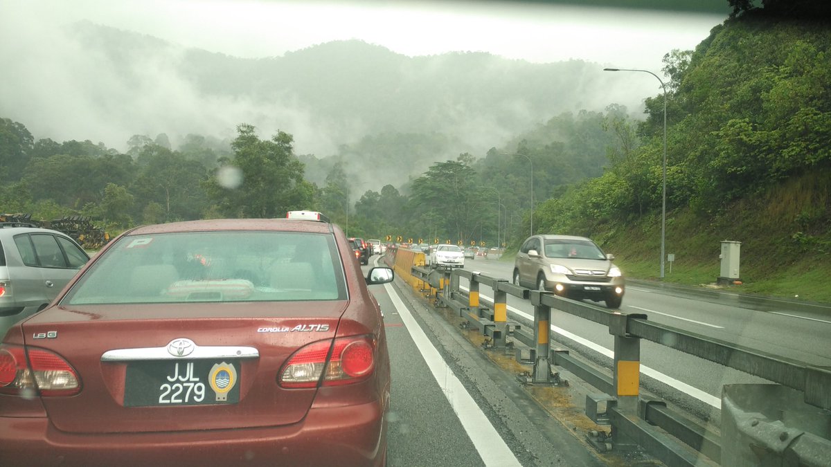 skpang's tweet photo. Kemalangan ke arah utara dari Terowong Menora ke R&amp;R Sg Perak. @plustrafik https://t.co/Z2mHsElvhf