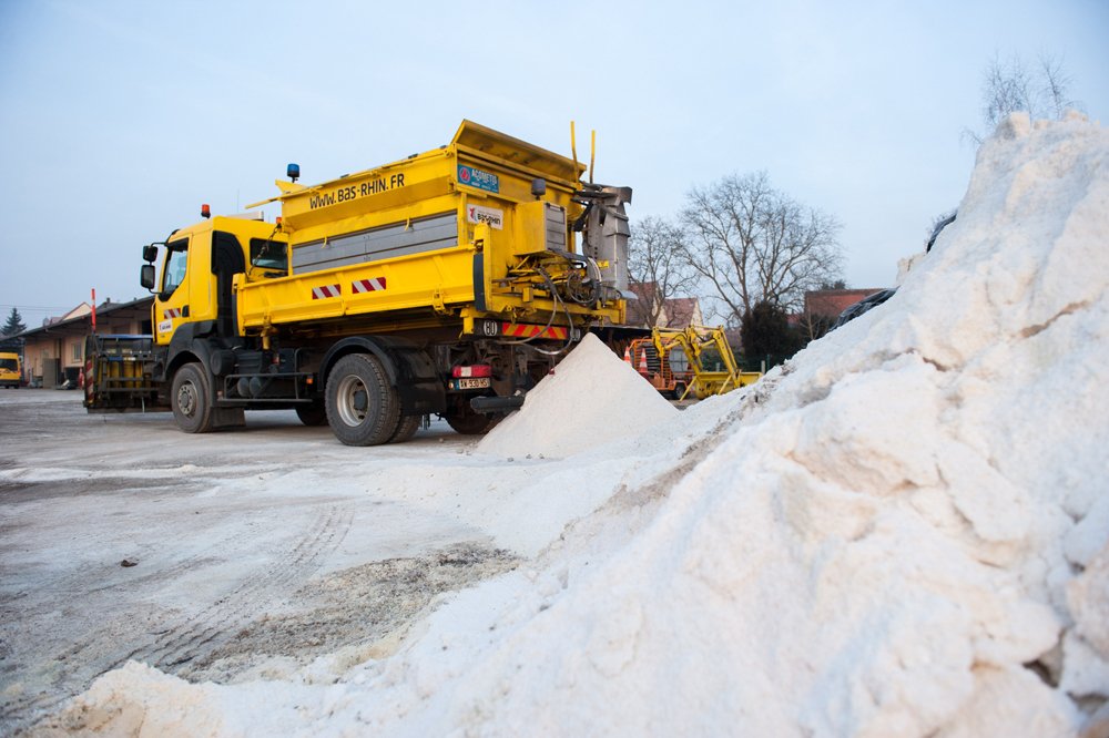 toutelalsace's tweet photo. En hiver, 60 camions capables de déneiger et saler les routes départementales sillonnent le #basrhin 🚚 : https://t.co/VsSERgzDf0 https://t.co/TFS4j0BAI7