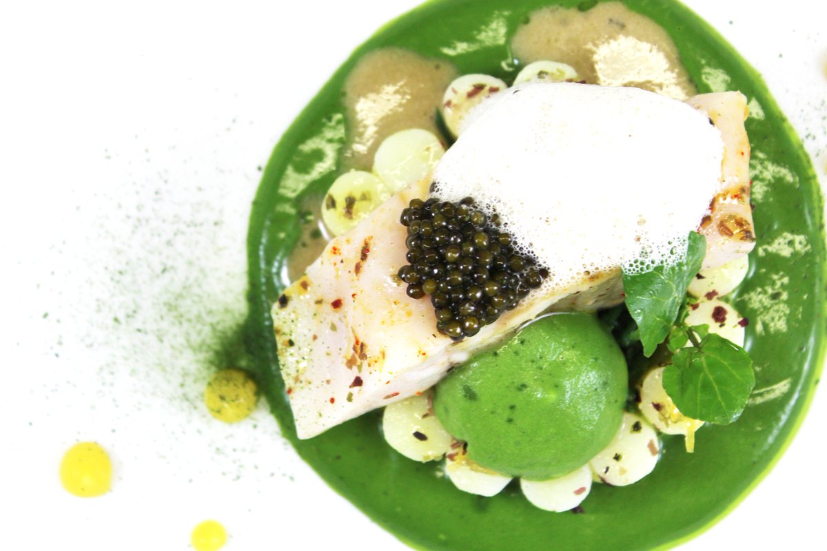 Recette de #LoiseauDesDucs #Dijon  #Bar de ligne au beurre d’algues, nuage de cresson au lait de soja, #caviar bit.ly/2jQlbpT #luxe