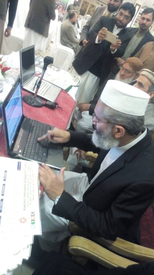 امیرجماعت اسلامی پاکستا ن سینیٹرسراج الحق کشمیری عوام کی جانب سے اقوام متحدہ کےسیکرٹری جنرل کوای میل کررہے ہیں