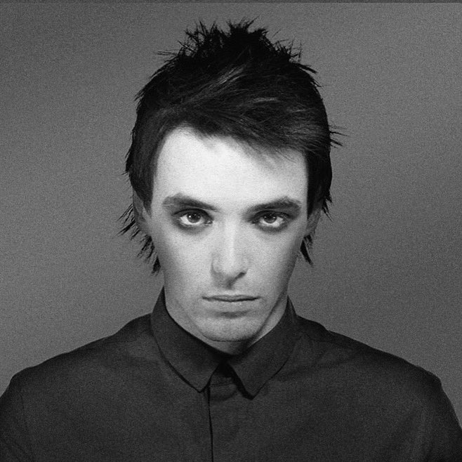 NOIRsalon_'s tweet photo. Cómo crear un estilo #neopunk inspirado en #ziggysturdust #Bowie por @_raulsantana_ ya en @Modumb_ ➡️
https://t.co/wUbLPvZfD1 #cabello #moda https://t.co/X3b2Kv9IMa