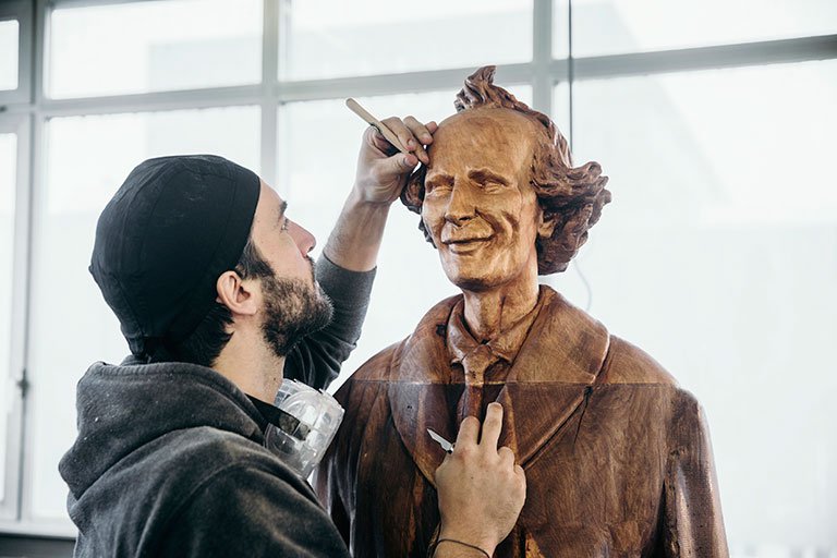 Hier kommt die neuste Holzfigur – Auguste Piccard ow.ly/vuO9308ulNZ #WOODVETIA – Aktion für mehr Schweizer #Holz. #Wald