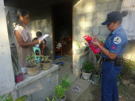 pnppiddig's tweet photo. @pnppro1 @pnpdpcr @PNP_PCRG Pers this PS conducted house visitation & info dissemination re campaign against illegal drugs.#PNPDoubleBarrel https://t.co/7tlNYVenFV