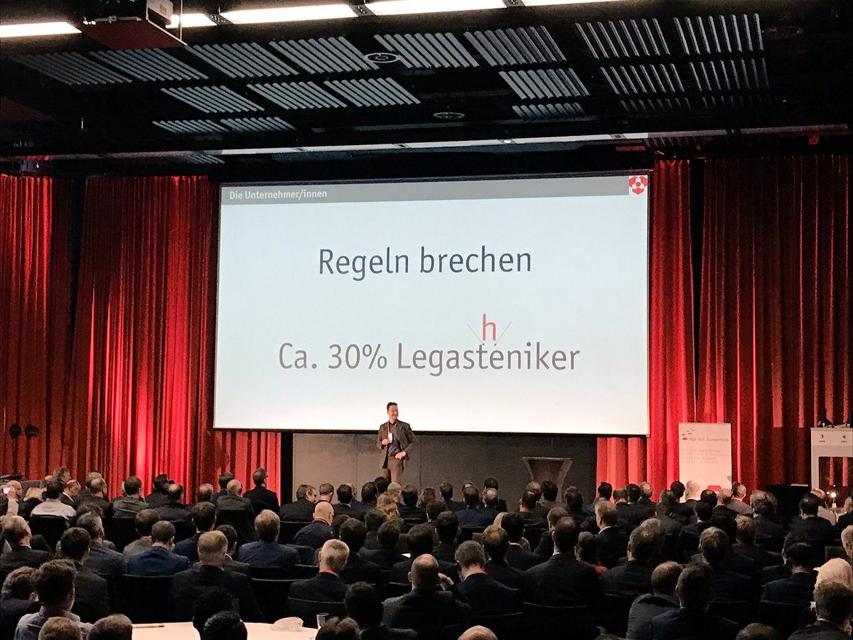 digitalhub_de's tweet photo. @Justdoitalex bei der #HTPC2017 was macht gute Unternehmer aus? Sie brechen Regeln... und ca. 30% sind Legastheniker! @BonnHub @HTGF https://t.co/BosZQvQODd