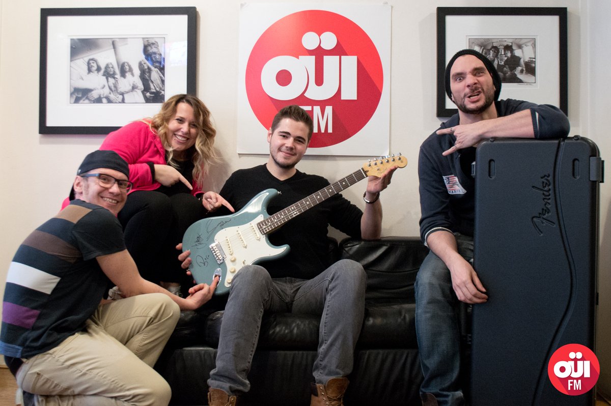 L’équipe de #RadioReveil est ravie de remettre sa <a href="/FenderFrance/">Fender France</a> dédicacée par <a href="/BiffyClyro/">Biffy Clyro</a> à Armand ! Bon jeu 🎸🤘 #RockRadio