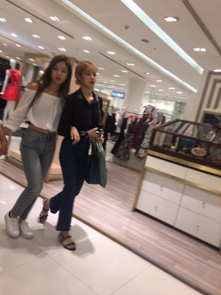 JENNIERATIONS's tweet photo. [PIC] 170131 #BLACKPINK's #JENNIE &amp; #LISA spotted hanging out together during vacation in Thailand #블랙핑크 
[📷 cr: rightful owner] https://t.co/8mWnkrOQhR