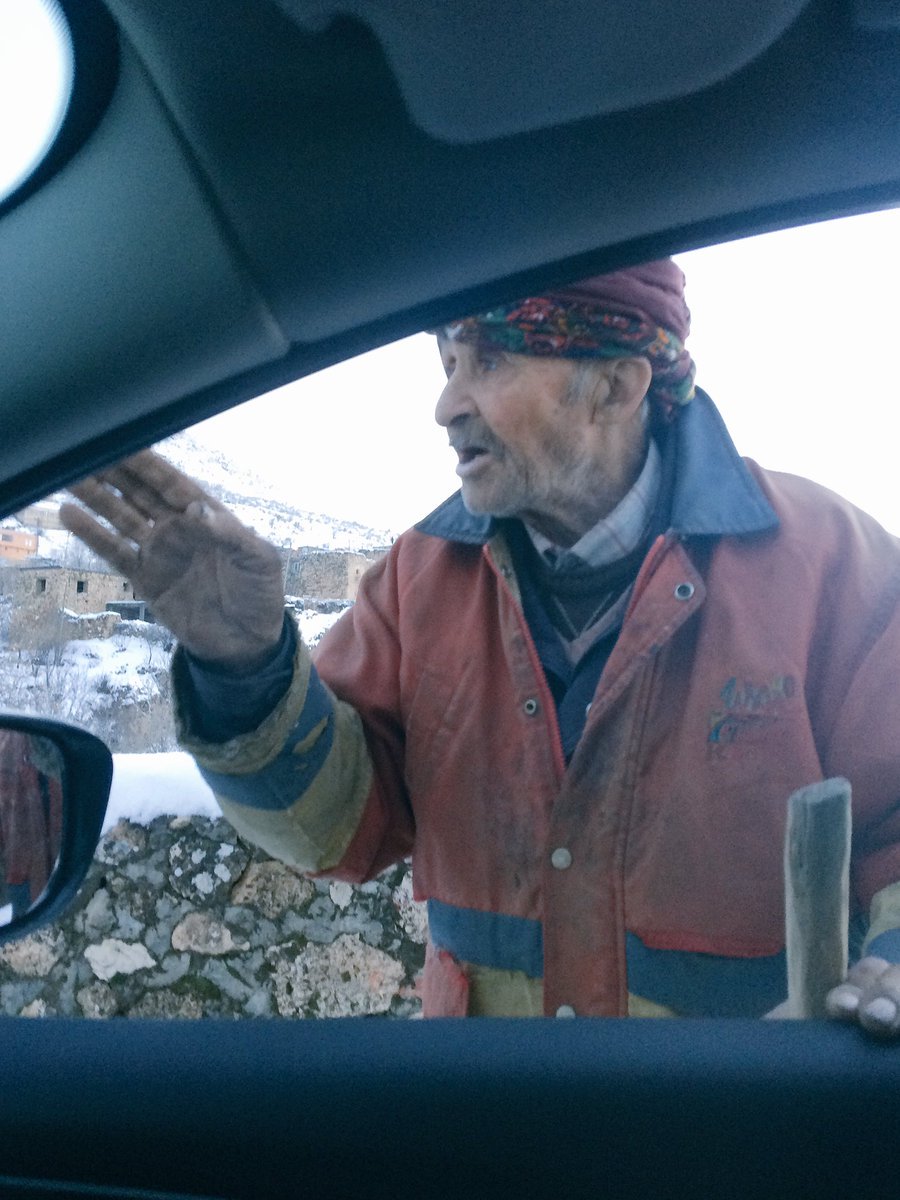 yesilgiyencocuk's tweet photo. Dayının tarif ettiği şekilde giderken 5km sonra yol bitti,döndüğümde "ben hep yürüyerek gidip tepeyi aşıyorum arabayle hiç gitmedim ki" dedi https://t.co/cvEcEaSWTW