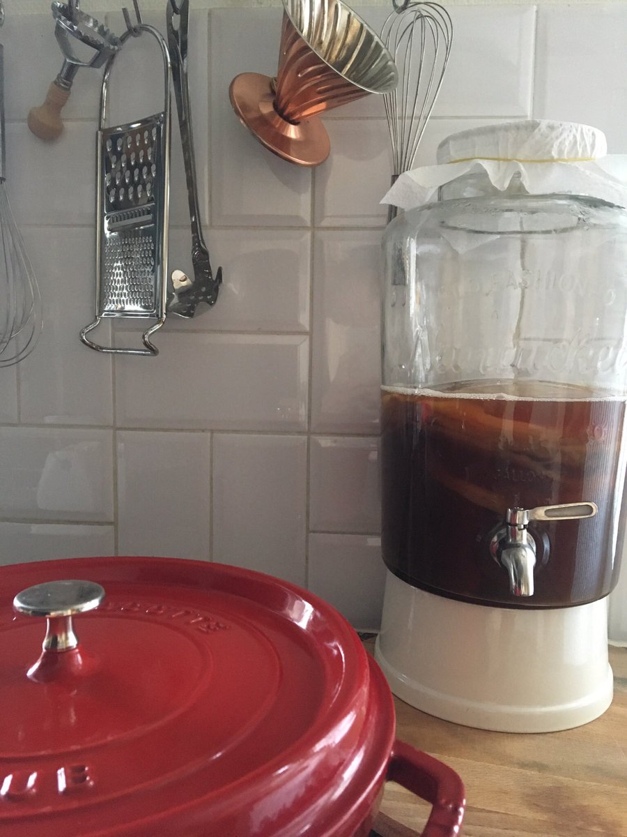In de keuken staat een Barrel met "continuebrew" kombucha. Elke dag drink ik een glas, elke week bijvullen met verse thee! #crusiokombucha
