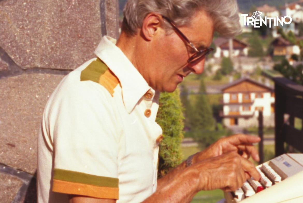 Lettera_22_'s tweet photo. Lo scrittore trentino #AldoGorfer (1921-1996) scrive con una Olivetti #Lettera35. https://t.co/xkxCw0uUpK