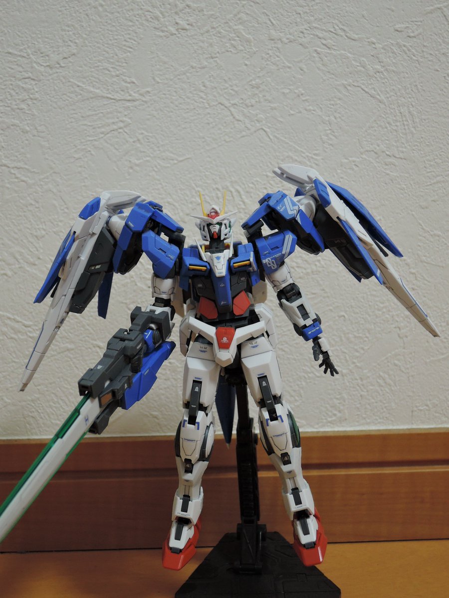 工房長 Ommworks なんでガンプラのポージング下手な人って総じて斜めになってるの Twitter