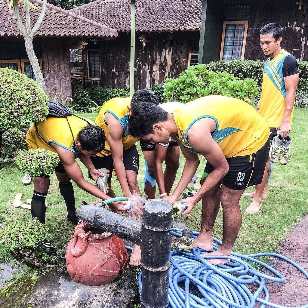 we_aremania's tweet photo. Arif Suyono "mengalah" kepada juniornya yang berebut membersihkan sepatu #TCBatu #Arema #Wearemania https://t.co/2jQi0WQYxL