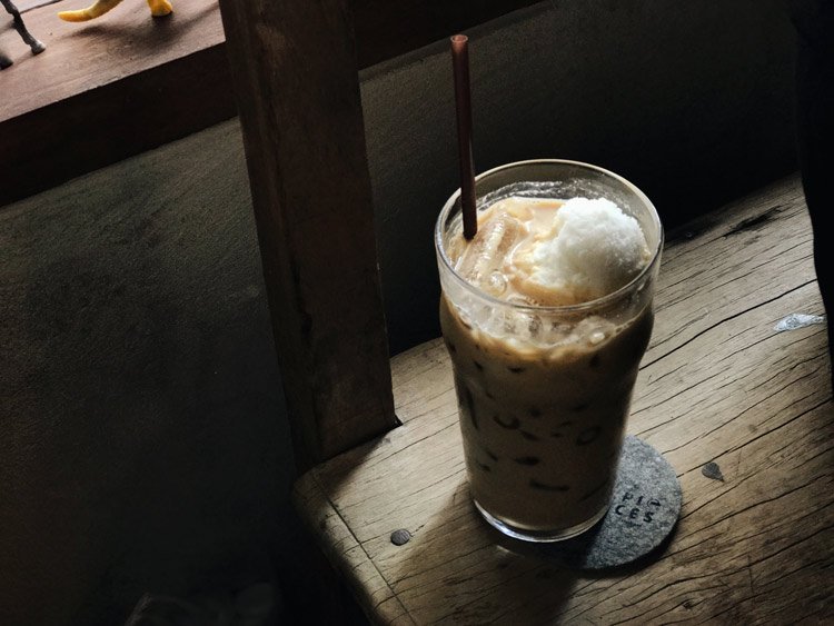 adaymagazine's tweet photo. Pieces café & bed คาเฟ่และโฮสเทลกะทัดรัดบนถนนทรงวาด https://t.co/W93zHddSQT #cafehunter #cafehoppingbkk #adayonline https://t.co/3MDSXnV4CX