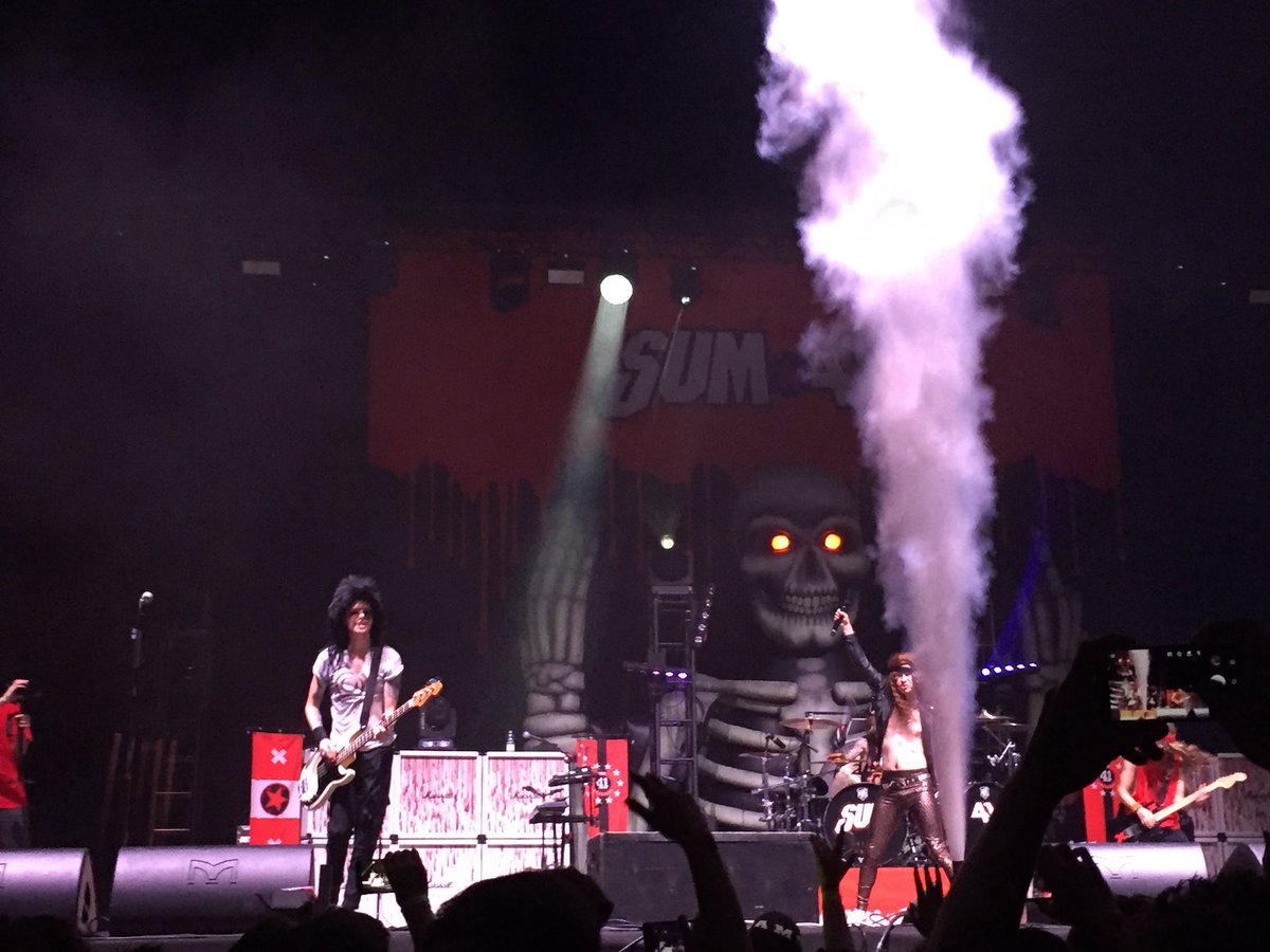 geeistheweapon's tweet photo. ecco a voi i leggendari sum41 https://t.co/OR15gshdZd