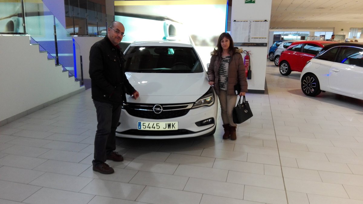 GJ_Automotive's tweet photo. AMANDO Y VALLE COMENTAN : "UN BUEN DÍA PARA ESTRENAR COCHE. AUNQUE LLUEVA" Enhorabuena pareja de parte de Opel Grupo Julián. https://t.co/lEbdh6gOe5