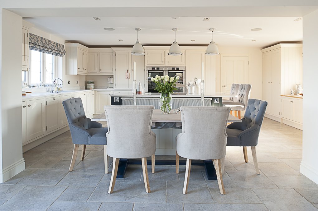 This recent Tenterden kitchen is the ultimate entertainer. Relaxed elegance that blends both style and practicality #tenterden #kitchens