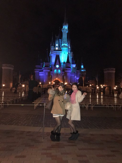 この写真あんまりチビなの わかんない気がする、、、🤔  てか２人共やってるこの脚曲げるの絶対無意識なんだけど、撮られ慣れてる人は自然にやっちゃうんだろうなぁって思った☁︎笑 https://t.co/