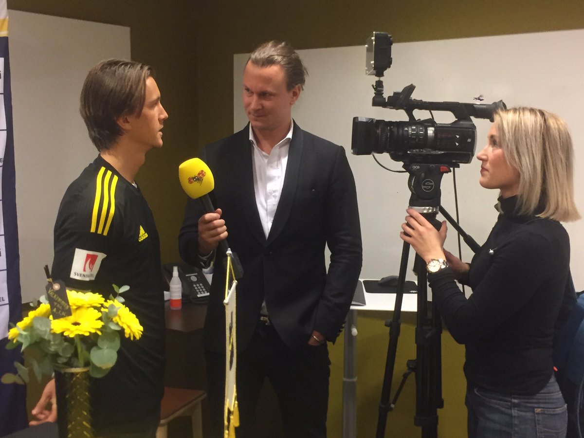 MikaelAhlerup's tweet photo. Bilder från välbesökt presskonferens hos Svea Ekonomi när Kristoffer Olsson presenterades för AIK #AIK https://t.co/fwyzUoIvoX