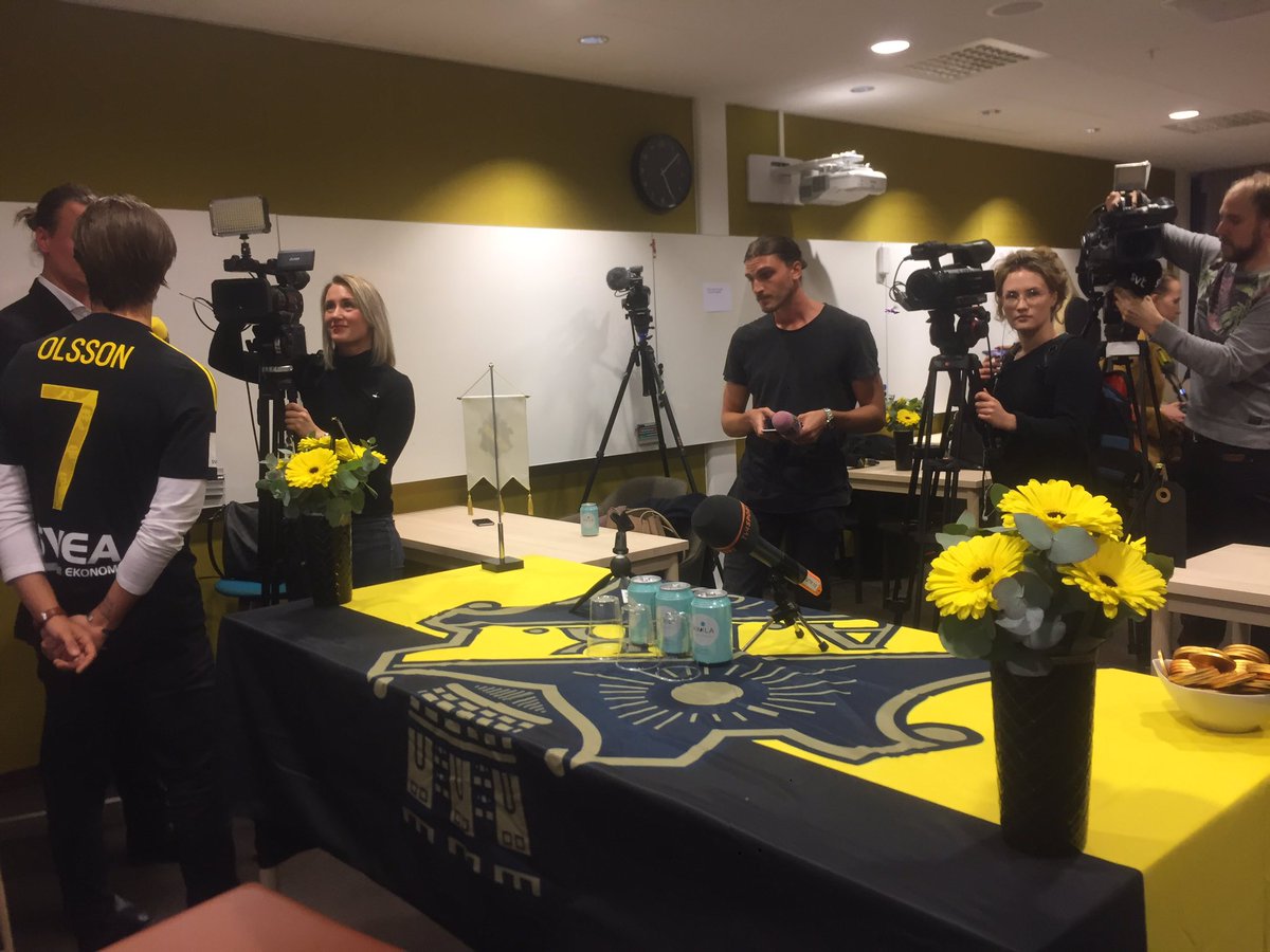 MikaelAhlerup's tweet photo. Bilder från välbesökt presskonferens hos Svea Ekonomi när Kristoffer Olsson presenterades för AIK #AIK https://t.co/fwyzUoIvoX