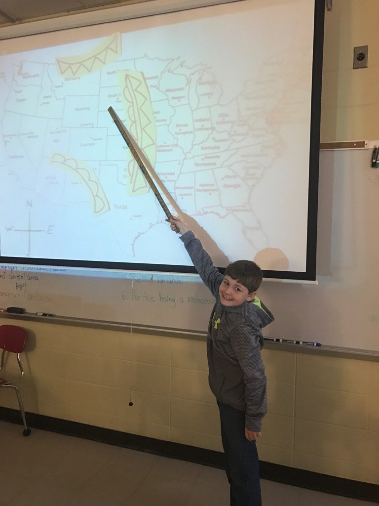Courtney_RES's tweet photo. #RadneyStyle practicing meteorology https://t.co/FNy8ObpXeI