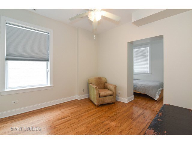 Alisa_Haus's tweet photo. #wickerpark condo near has a buyer under contract after two days, even with this bare listing photo #onechair #nobedskirt https://t.co/l0VpOxWGXj